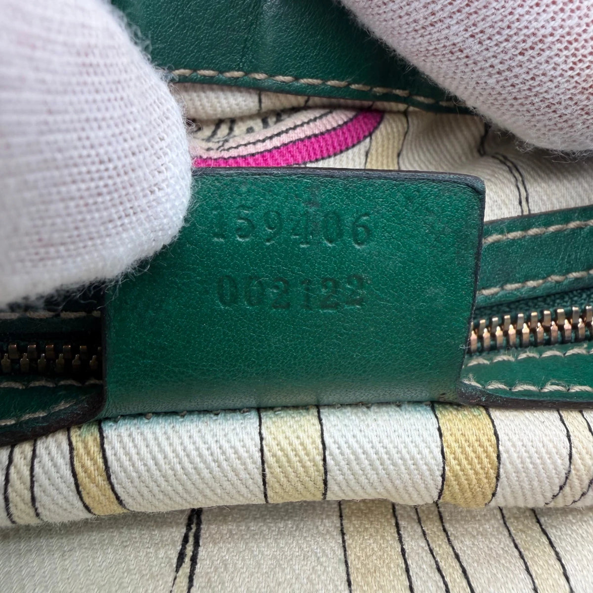 Gucci Schultertasche Biba Hobo monogram beige – Seriennummer im Detail