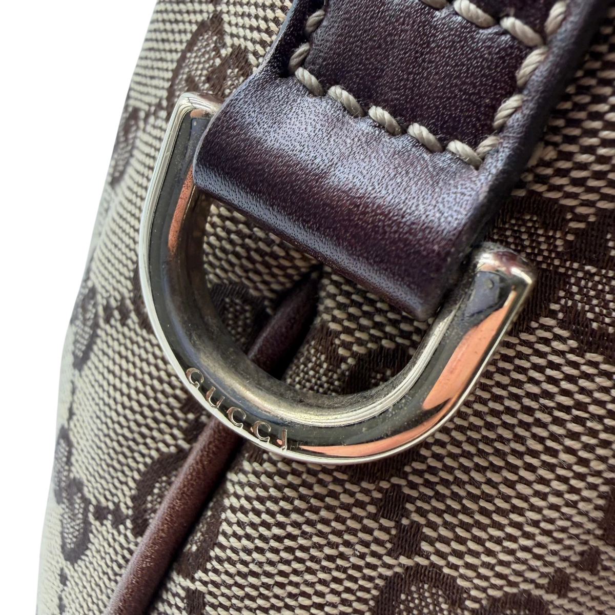 Gucci Schultertasche Britt Hobo monogram beige – Beschläge im Detail