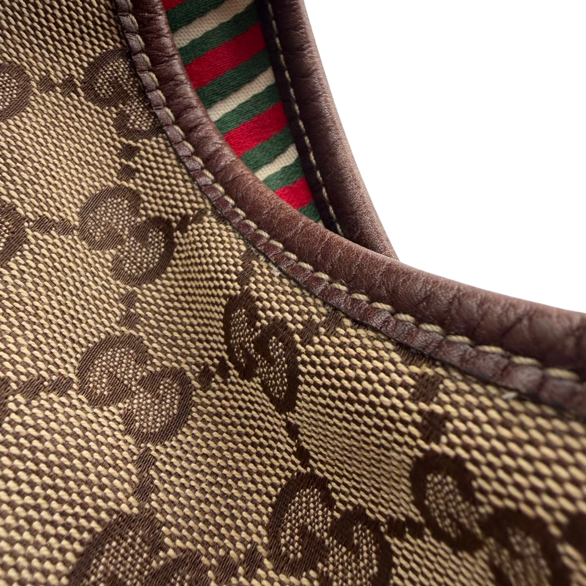 Gucci Schultertasche Britt Hobo monogram beige – Detailansicht