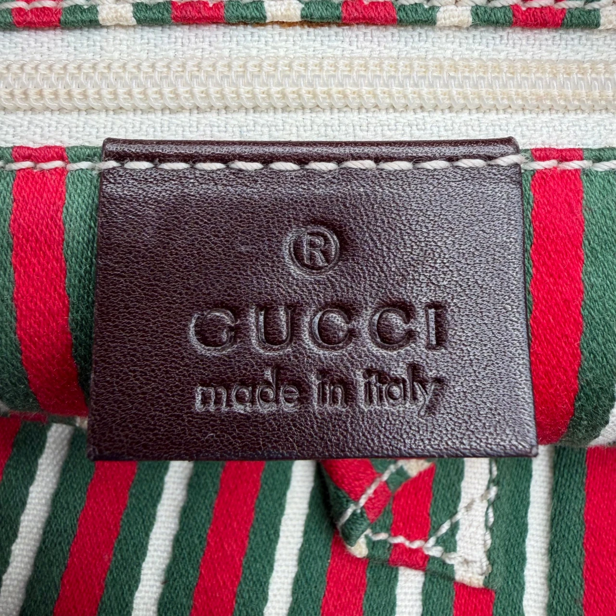 Gucci Schultertasche Britt Hobo monogram beige – Prägung im Detail