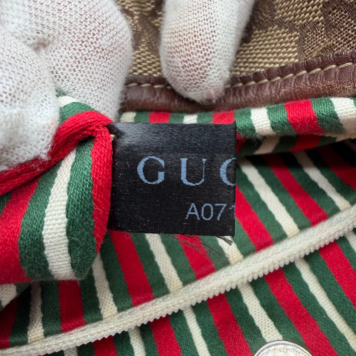 Gucci Schultertasche Britt Hobo monogram beige – Seriennummer im Detail