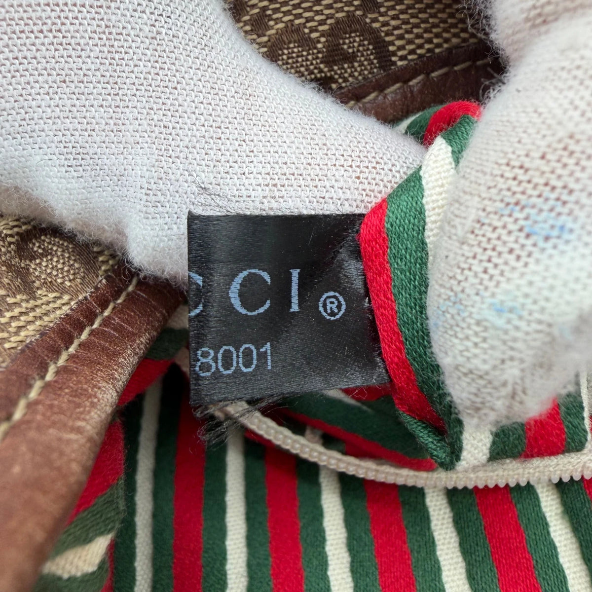 Gucci Schultertasche Britt Hobo monogram beige – Seriennummer im Detail