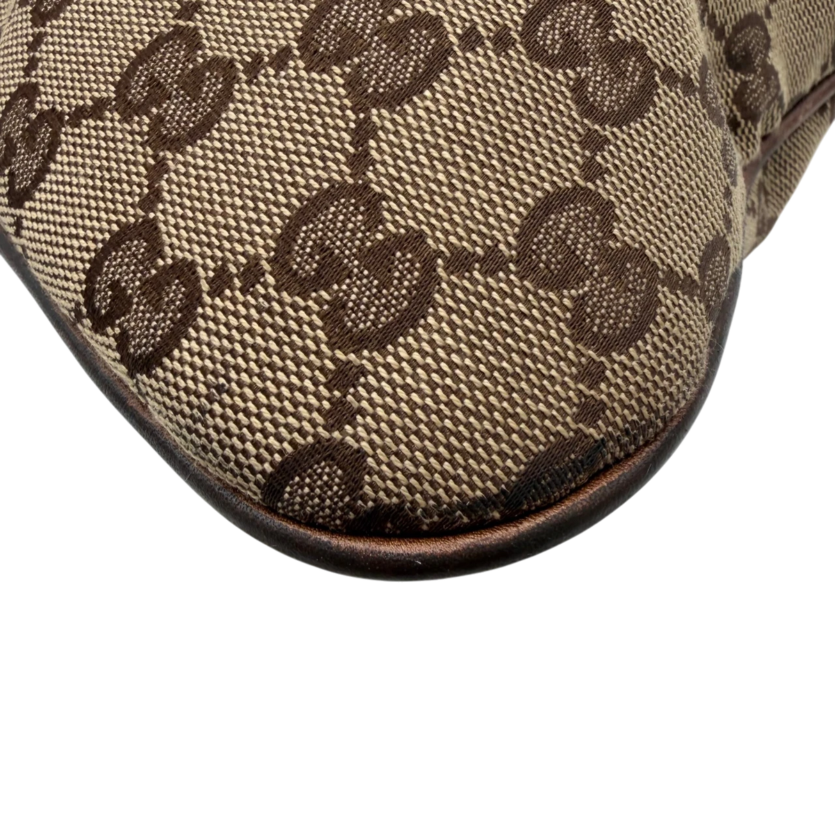 Gucci Schultertasche Britt Hobo monogram beige – Ecken im Detail