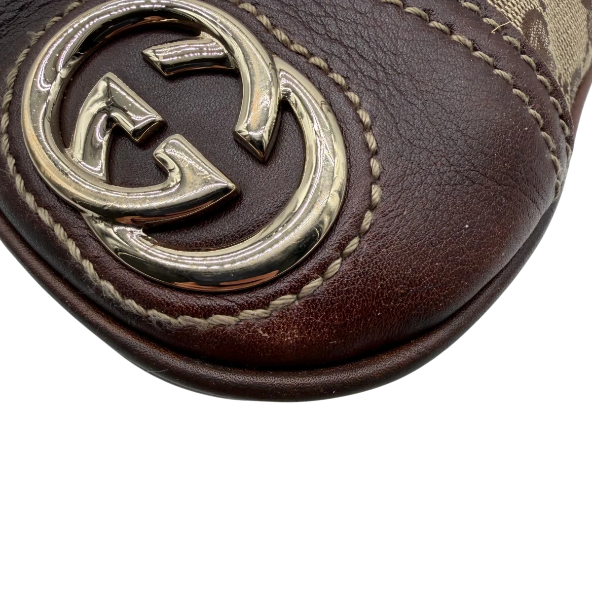 Gucci Schultertasche Britt Hobo monogram beige – Logo im Detail