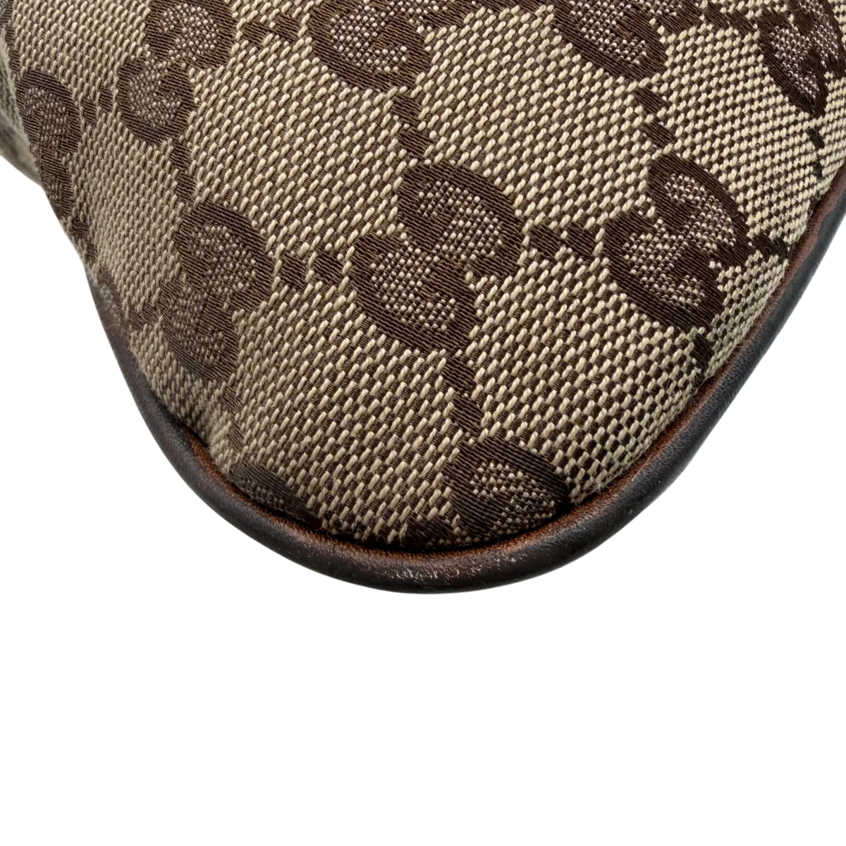 Gucci Schultertasche Britt Hobo monogram beige – Ecken im Detail