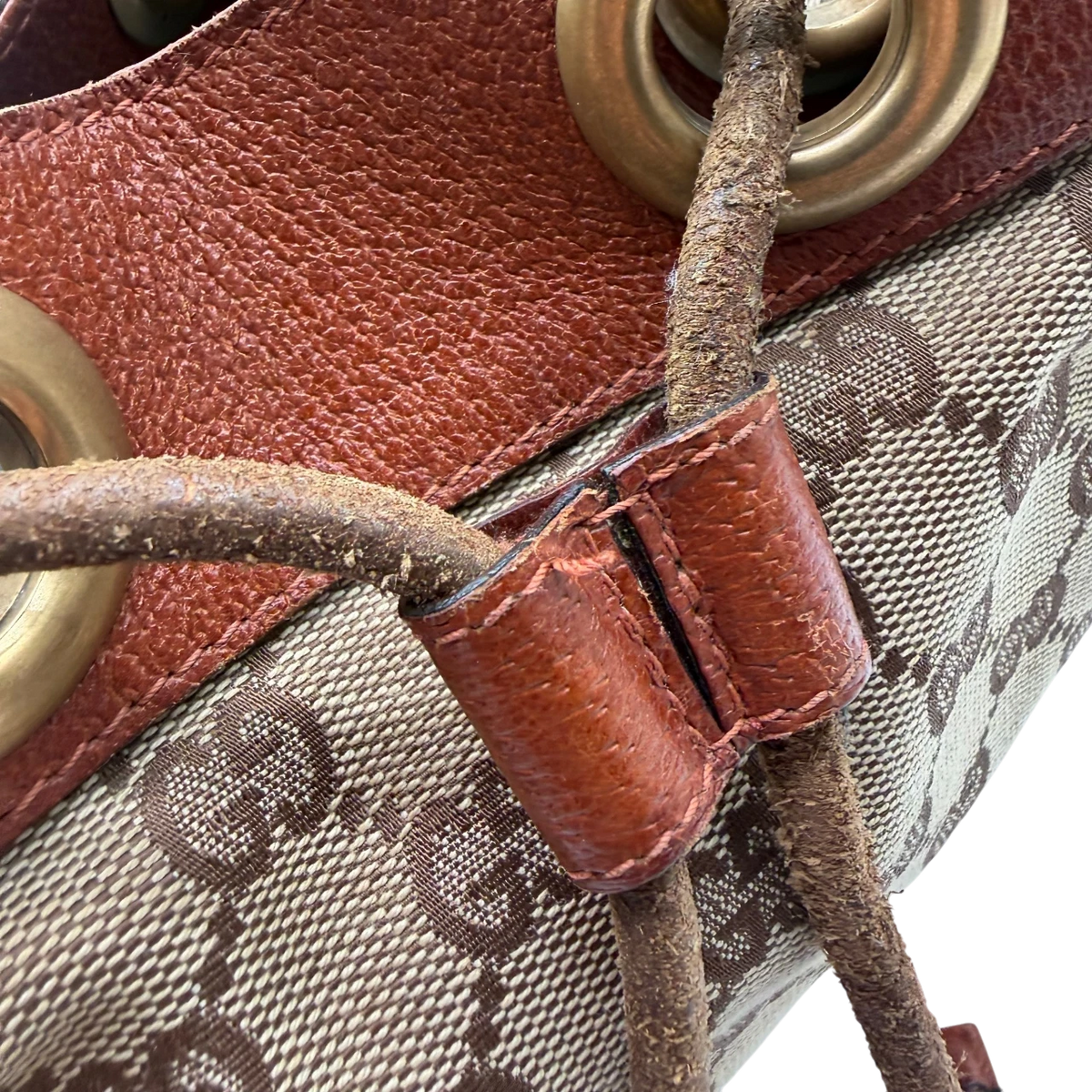 Gucci Schultertasche Bucket monogram beige – Beschläge im Detail