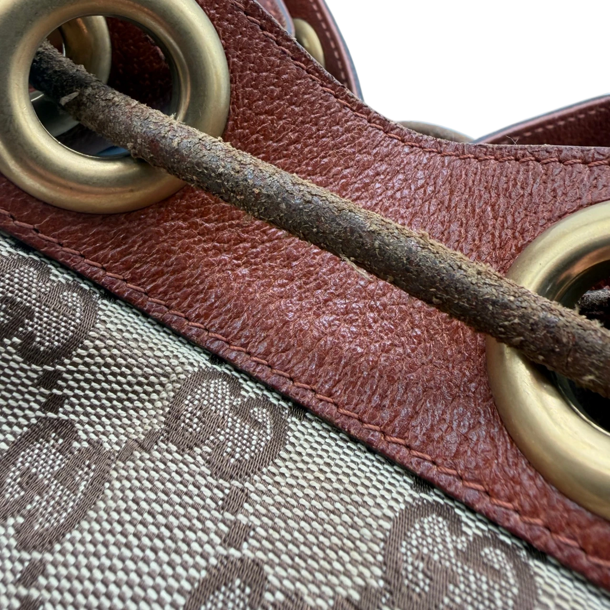 Gucci Schultertasche Bucket monogram beige – Beschläge im Detail