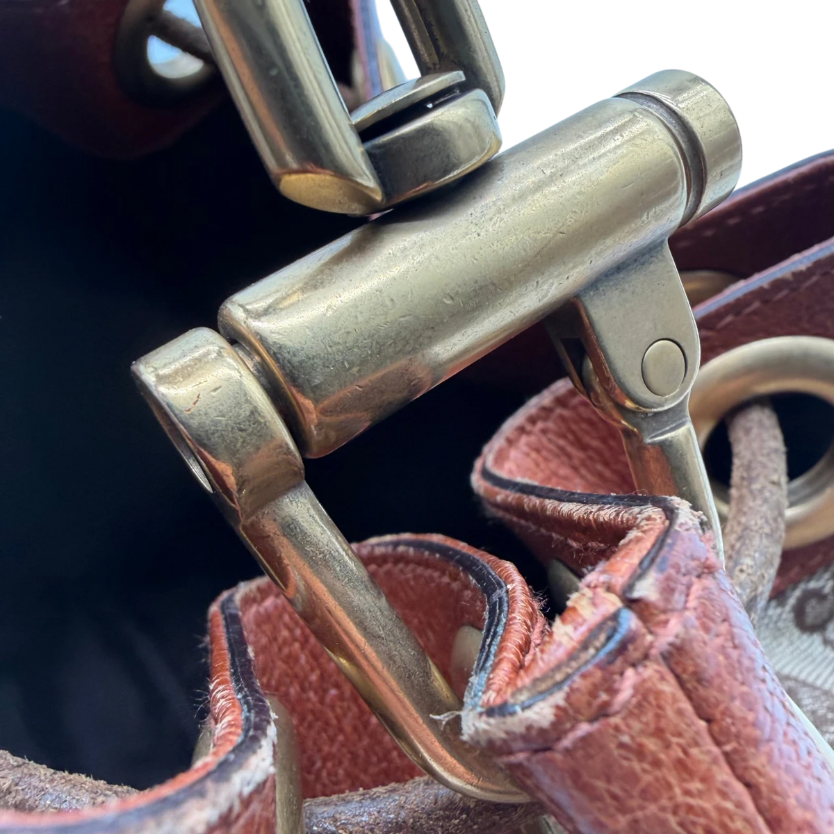 Gucci Schultertasche Bucket monogram beige – Beschläge im Detail