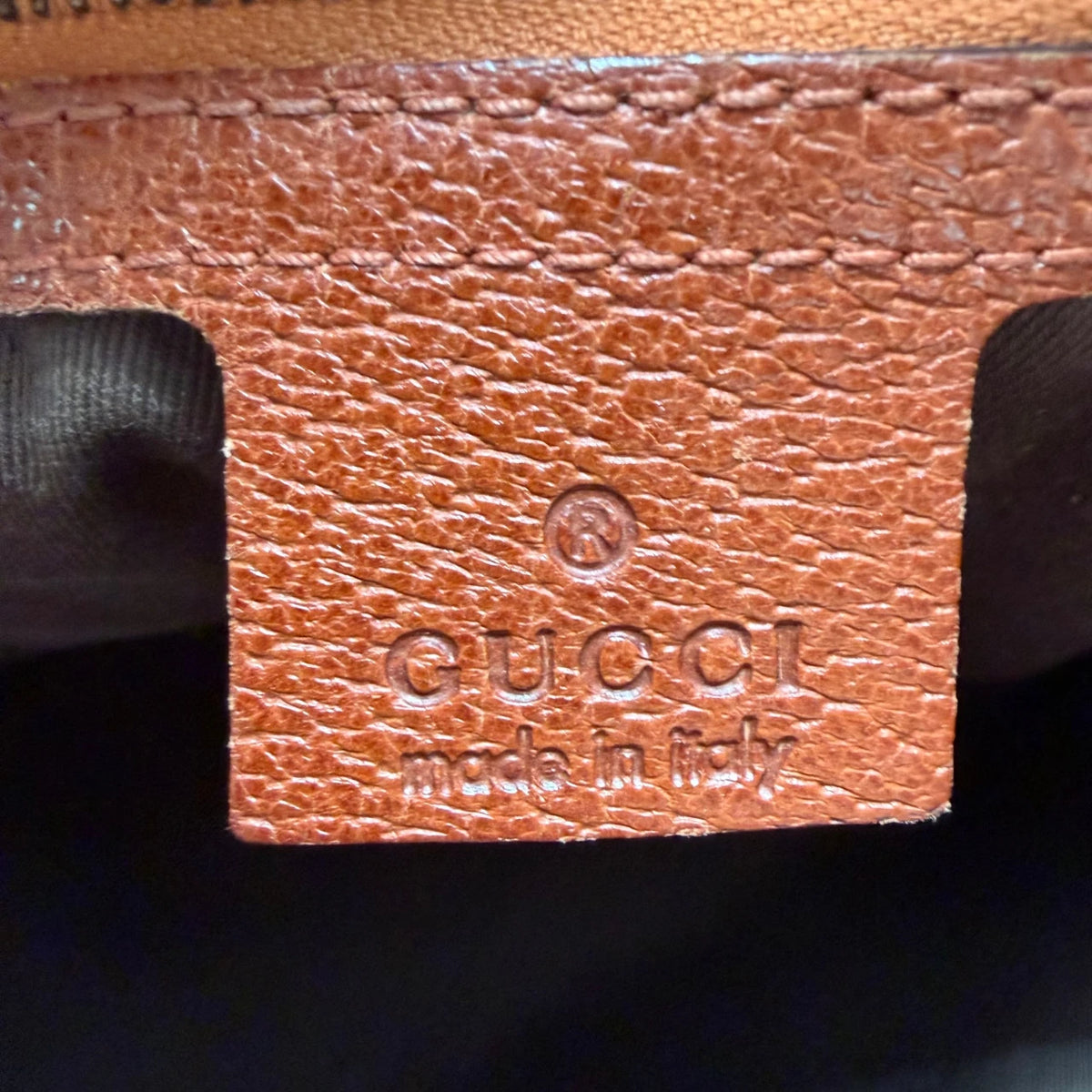 Gucci Schultertasche Bucket monogram beige – Innenetikett im Detail