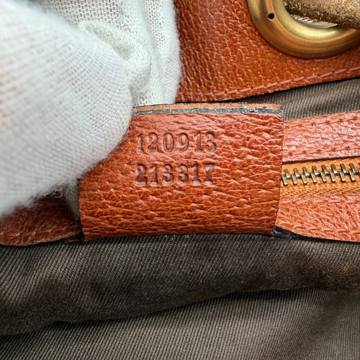 Gucci Schultertasche Bucket monogram beige – Seriennummer im Detail