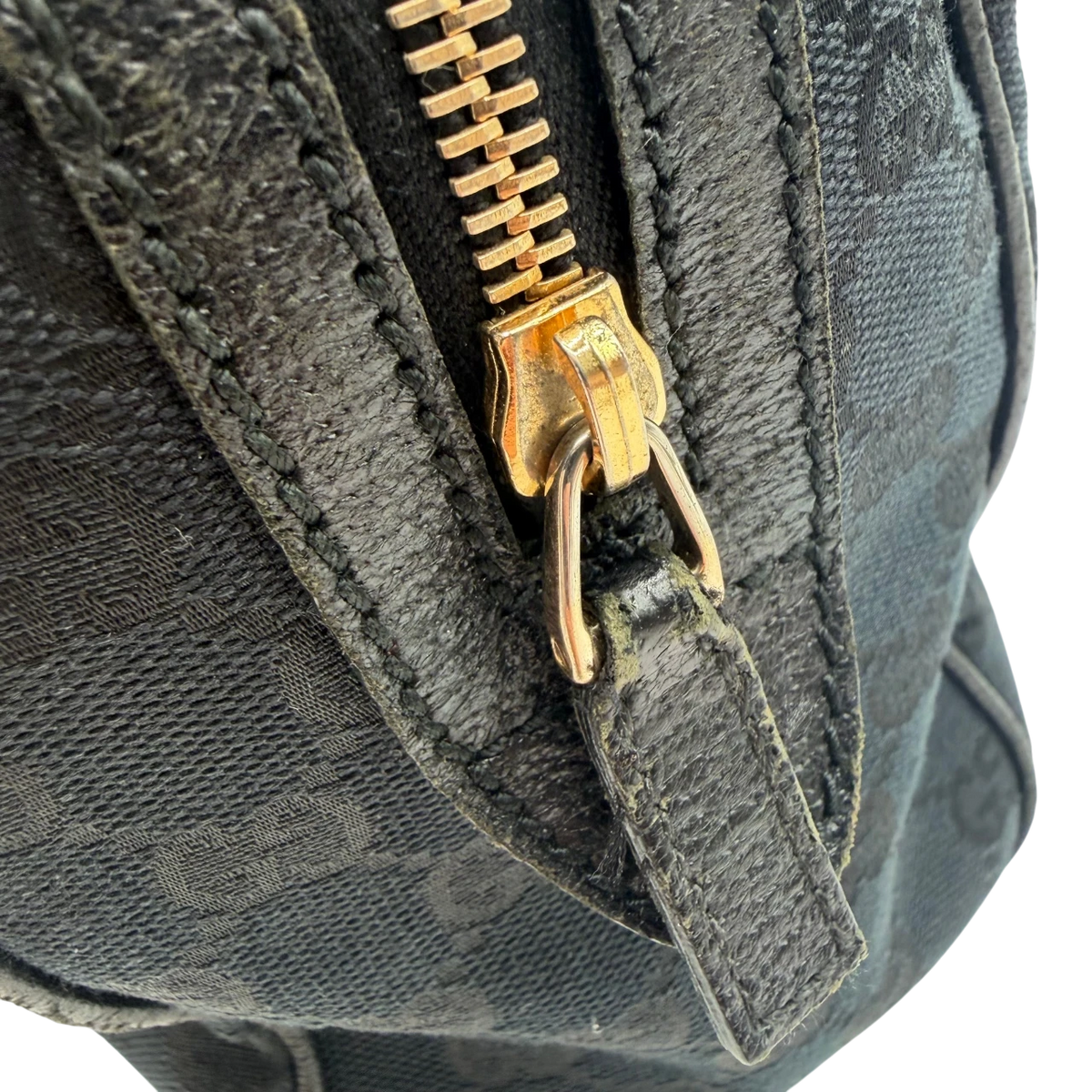 Gucci Schultertasche Charmy Boston monogram schwarz – Beschläge im Detail