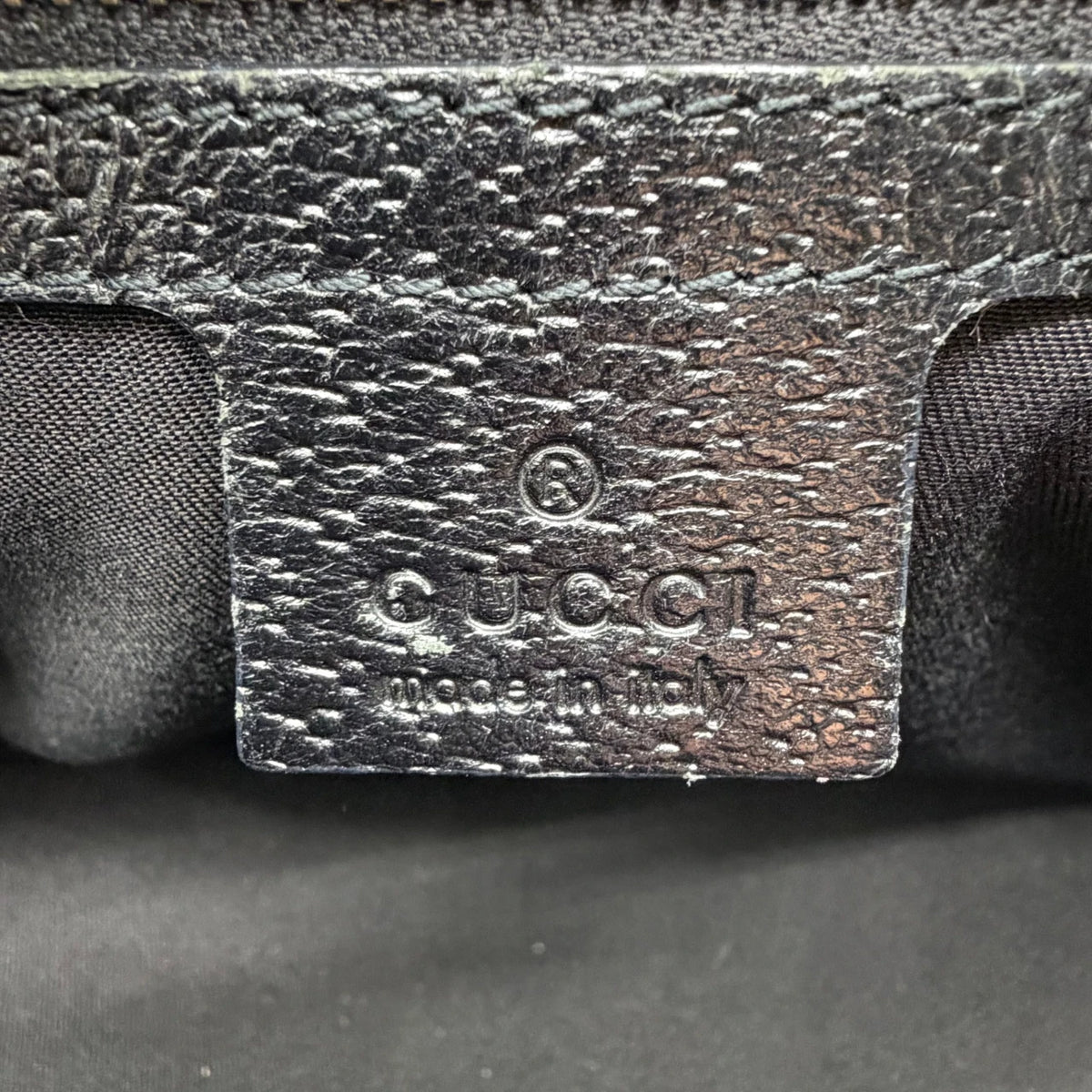 Gucci Schultertasche Charmy Boston monogram schwarz – Prägung im Detail
