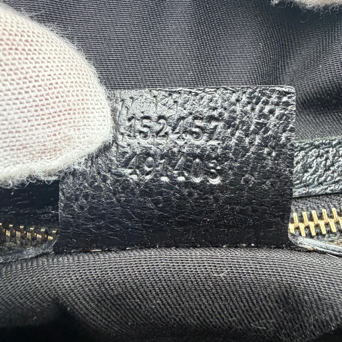 Gucci Schultertasche Charmy Boston monogram schwarz – Seriennummer im Detail