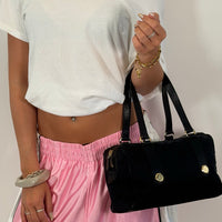 Gucci Schultertasche Charmy Boston monogram schwarz – getragen am Model