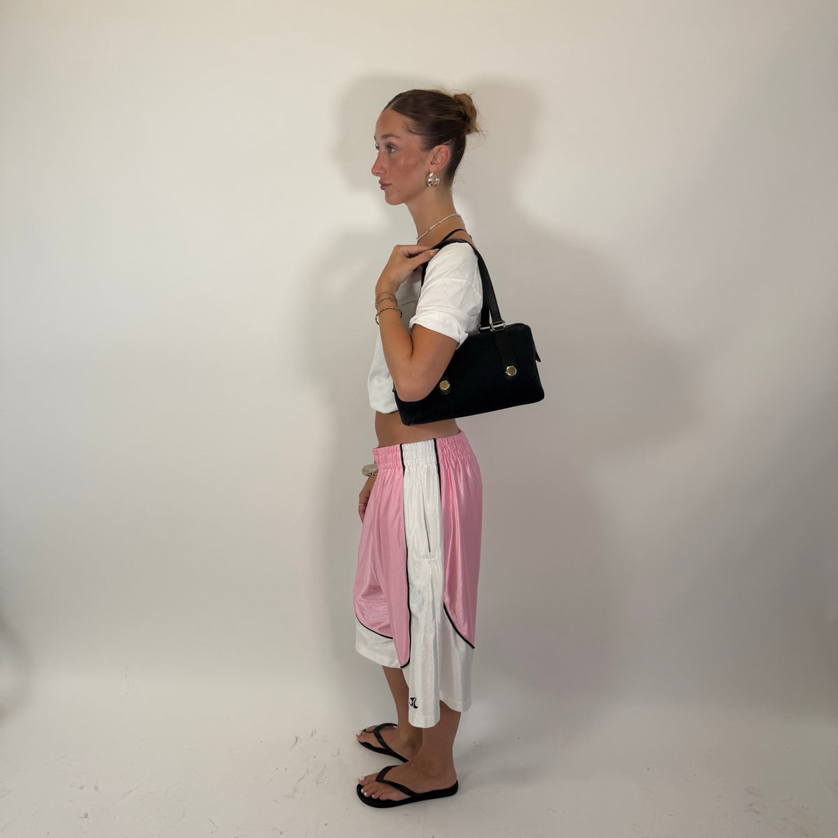 Gucci Schultertasche Charmy Boston monogram schwarz – getragen am Model