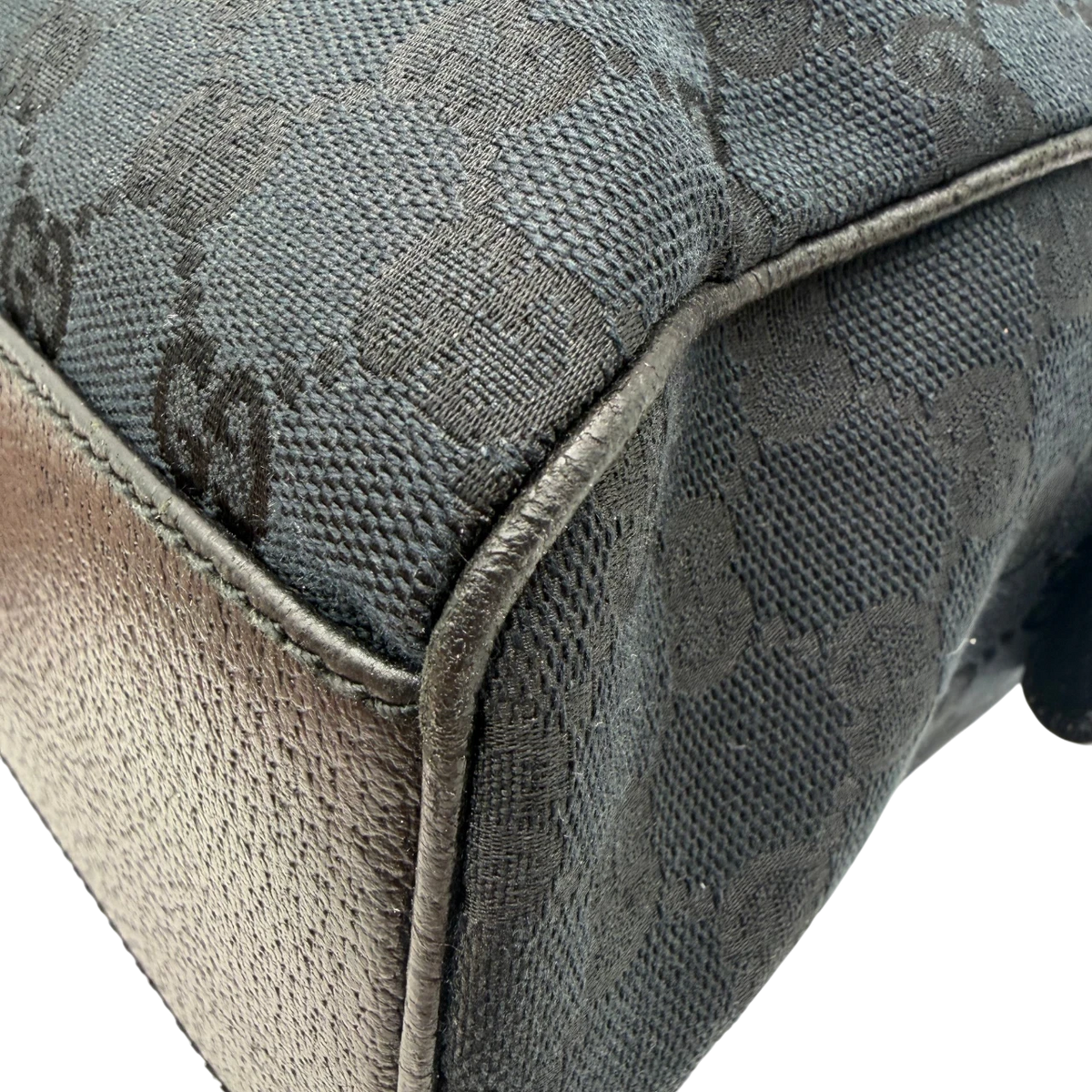 Gucci Schultertasche Charmy Boston monogram schwarz – Ecken im Detail