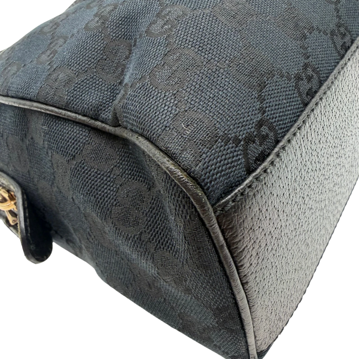 Gucci Schultertasche Charmy Boston monogram schwarz – Ecken im Detail