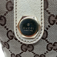 Gucci Schultertasche Charmy Mini Shopper monogram beige – Prägung im Detail