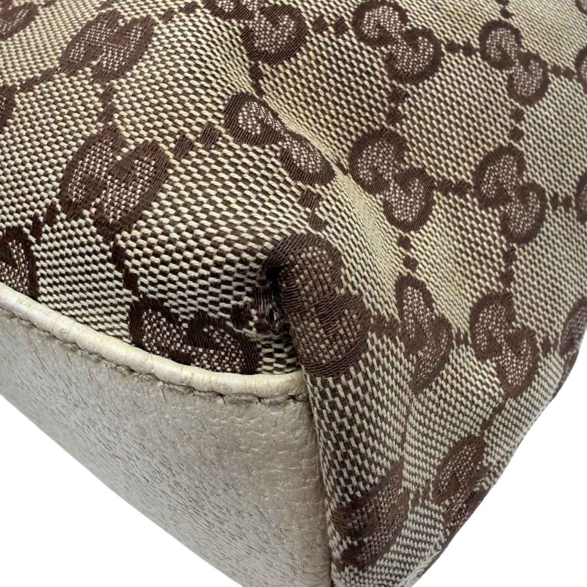 Gucci Schultertasche Charmy Mini Shopper monogram beige – Ecken im Detail
