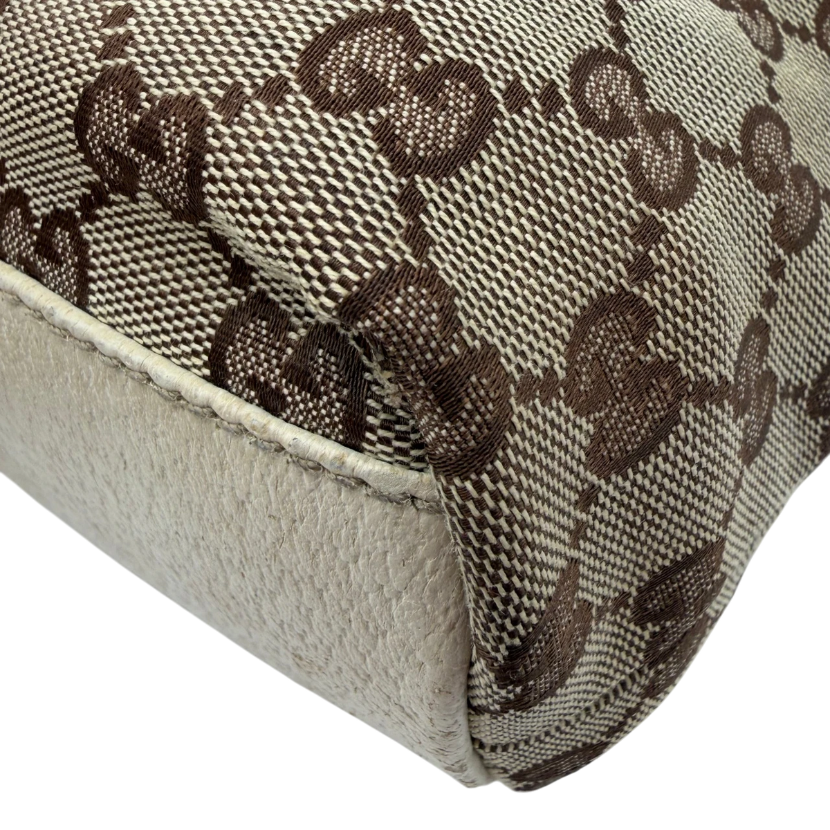 Gucci Schultertasche Charmy Mini Shopper monogram beige – Ecken im Detail