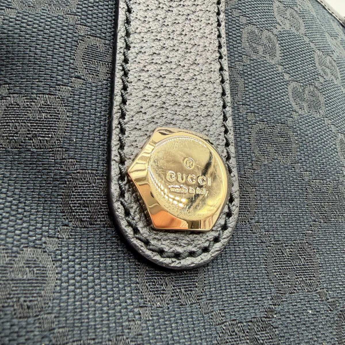 Gucci Schultertasche Charmy Mini Shopper monogram schwarz – Prägung im Detail