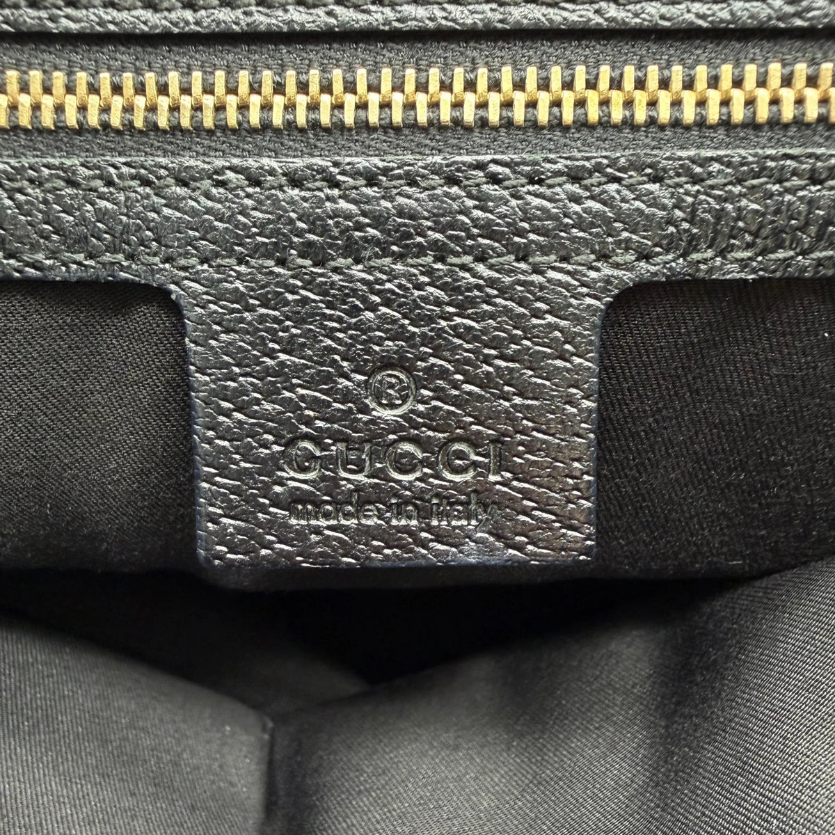 Gucci Schultertasche Charmy Mini Shopper monogram schwarz – Prägung im Detail