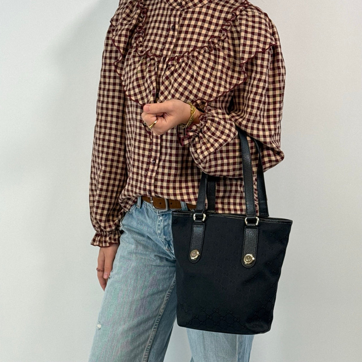 Gucci Schultertasche Charmy Mini Shopper monogram schwarz – getragen am Model