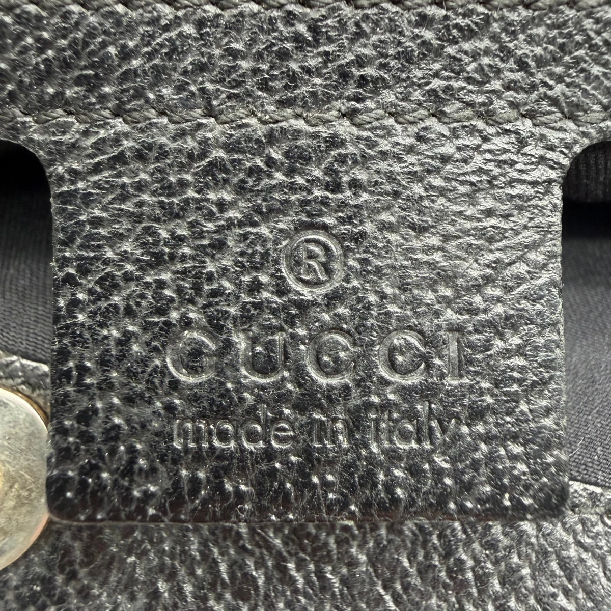 Gucci Schultertasche Charmy monogram schwarz – Prägung im Detail