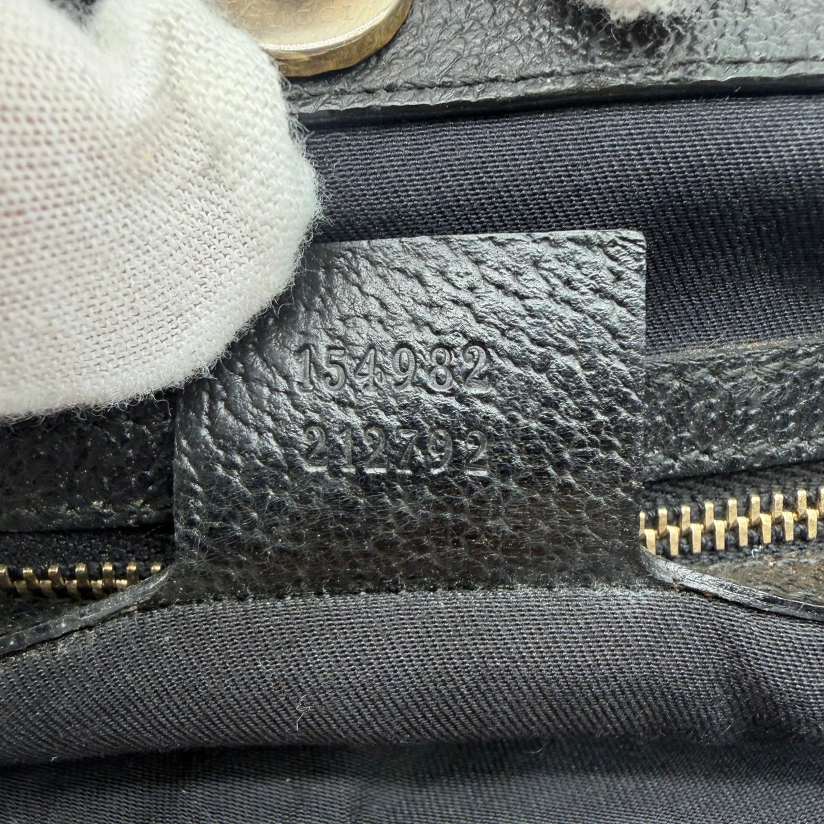 Gucci Schultertasche Charmy monogram schwarz – Seriennummer im Detail