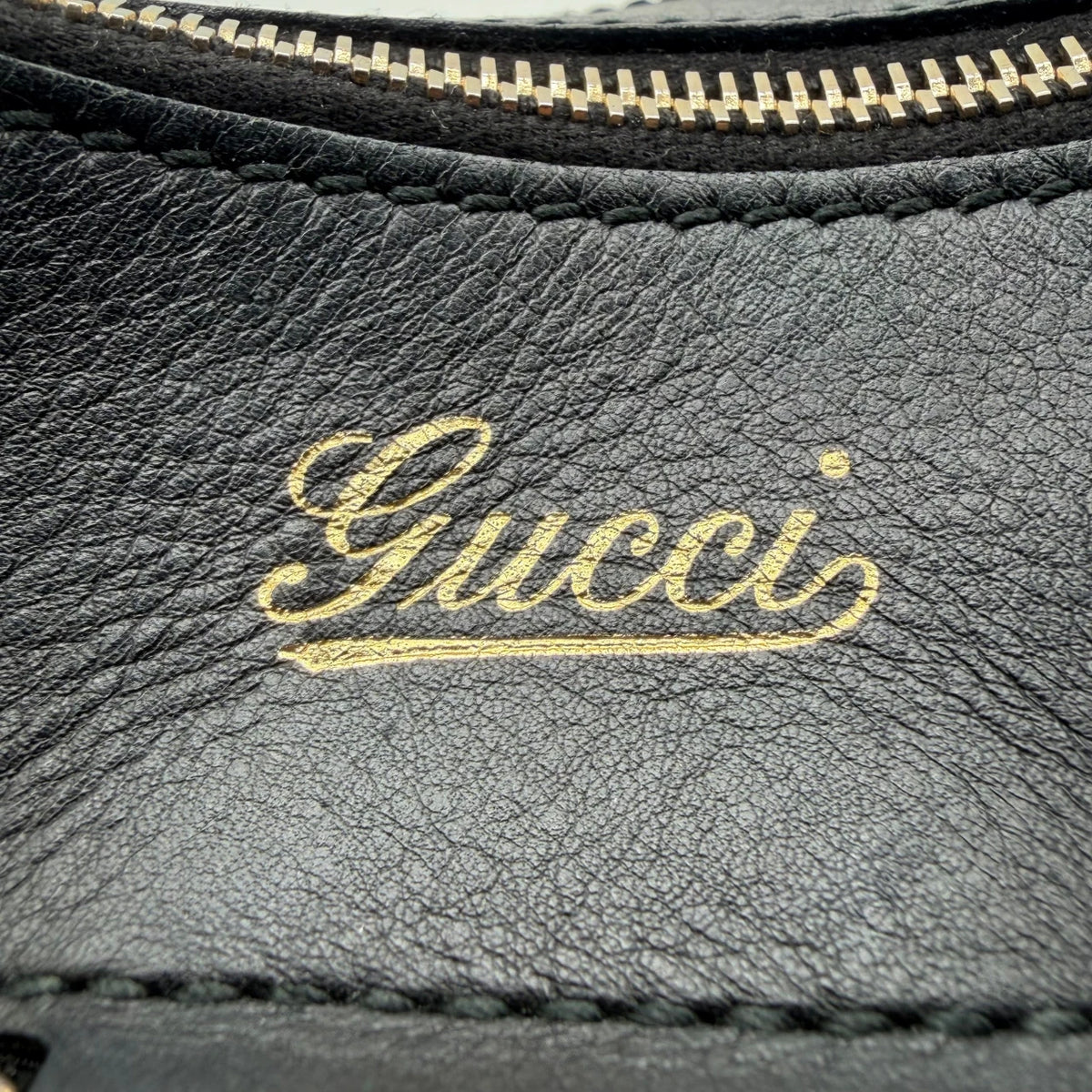 Gucci Schultertasche D-Ring large monogram schwarz – Prägung im Detail