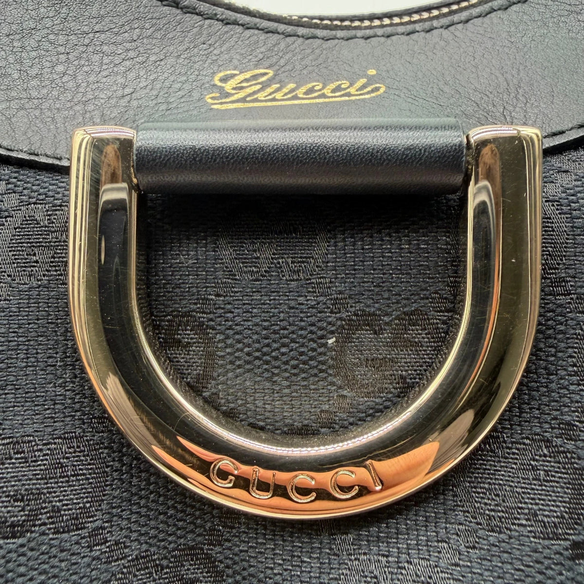 Gucci Schultertasche D-Ring large monogram schwarz – Prägung im Detail