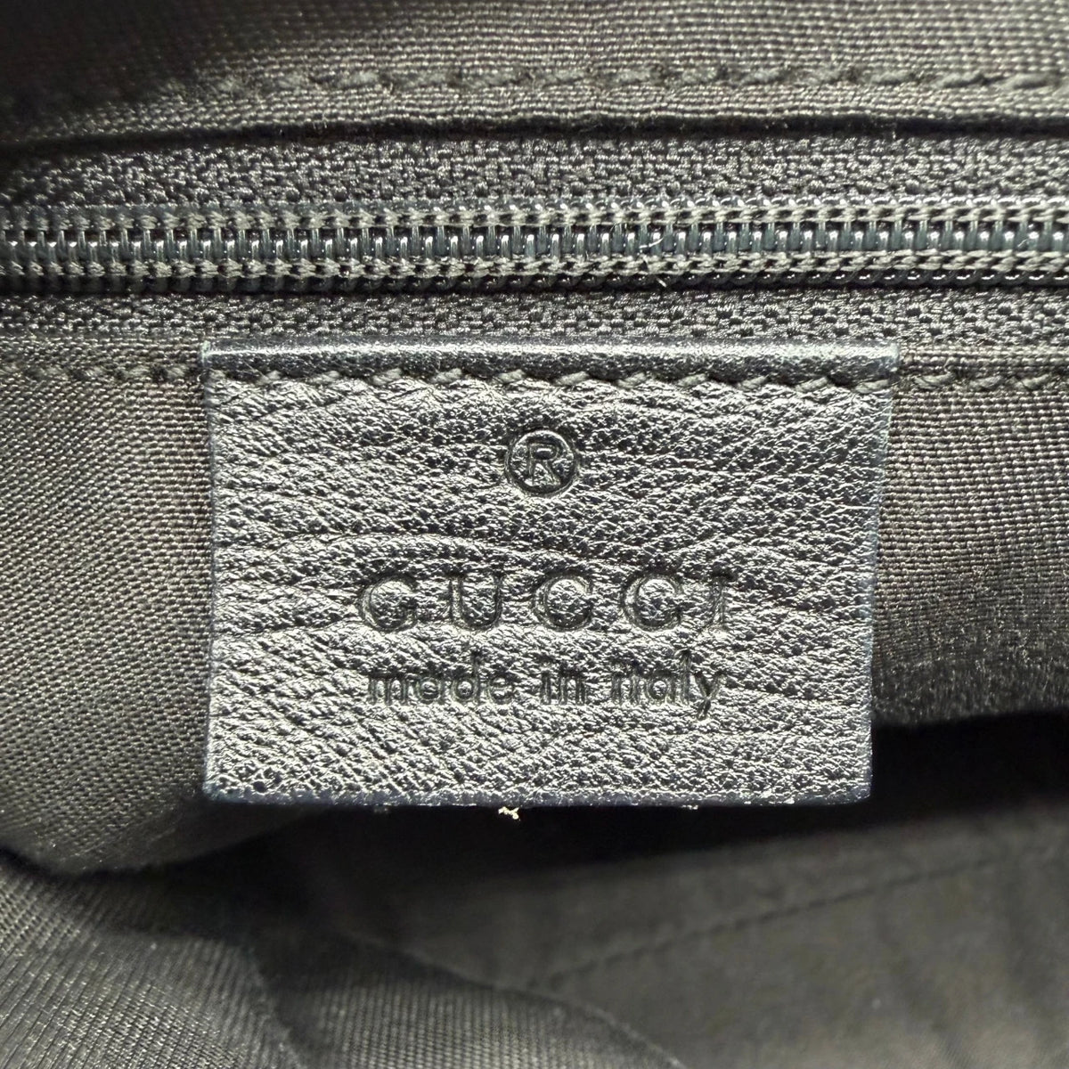 Gucci Schultertasche D-Ring large monogram schwarz – Prägung im Detail