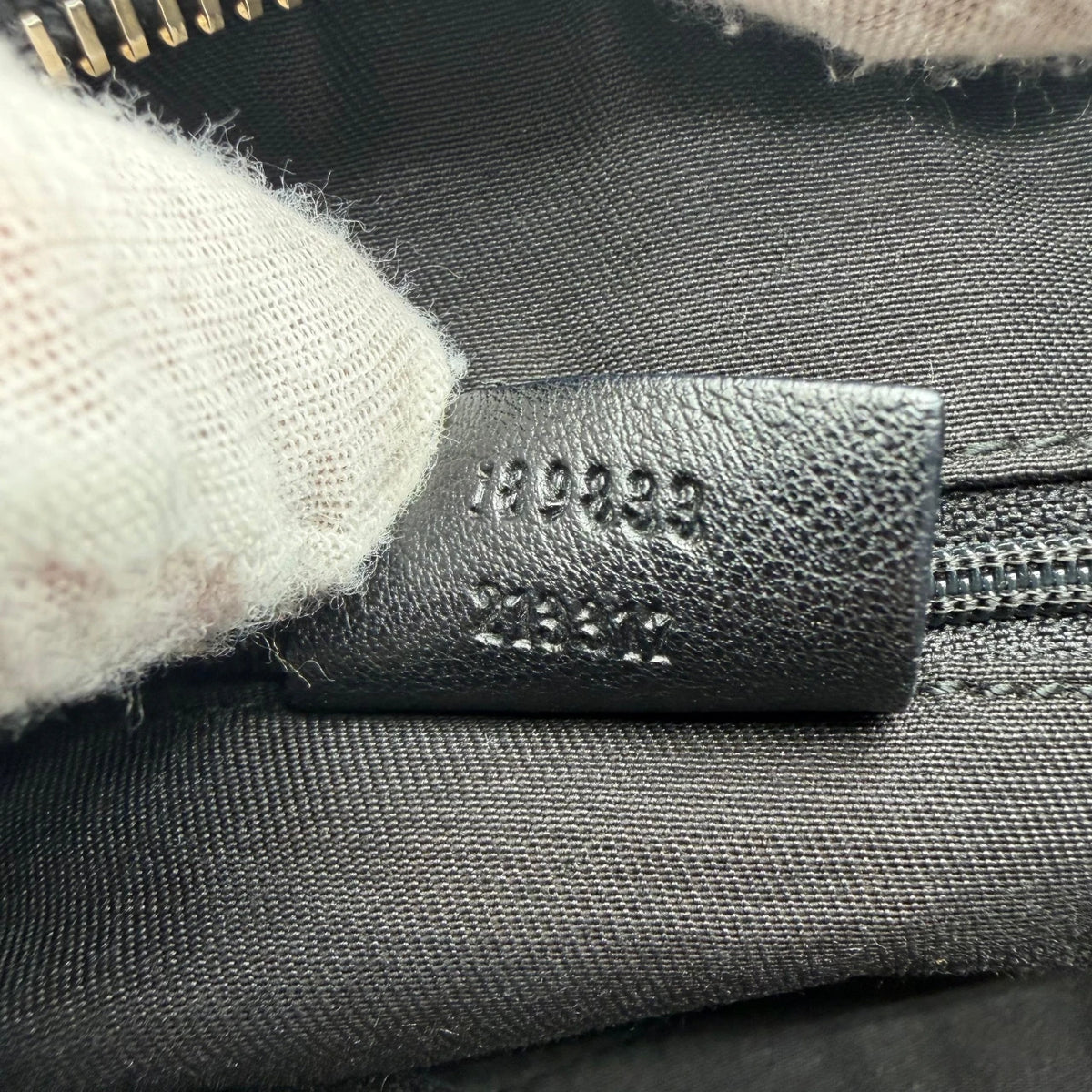 Gucci Schultertasche D-Ring large monogram schwarz – Seriennummer im Detail