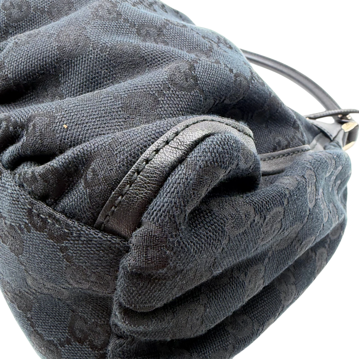 Gucci Schultertasche D-Ring large monogram schwarz – Ecken im Detail