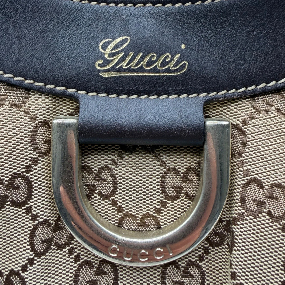 Gucci Schultertasche D-Ring monogram beige – Prägung im Detail