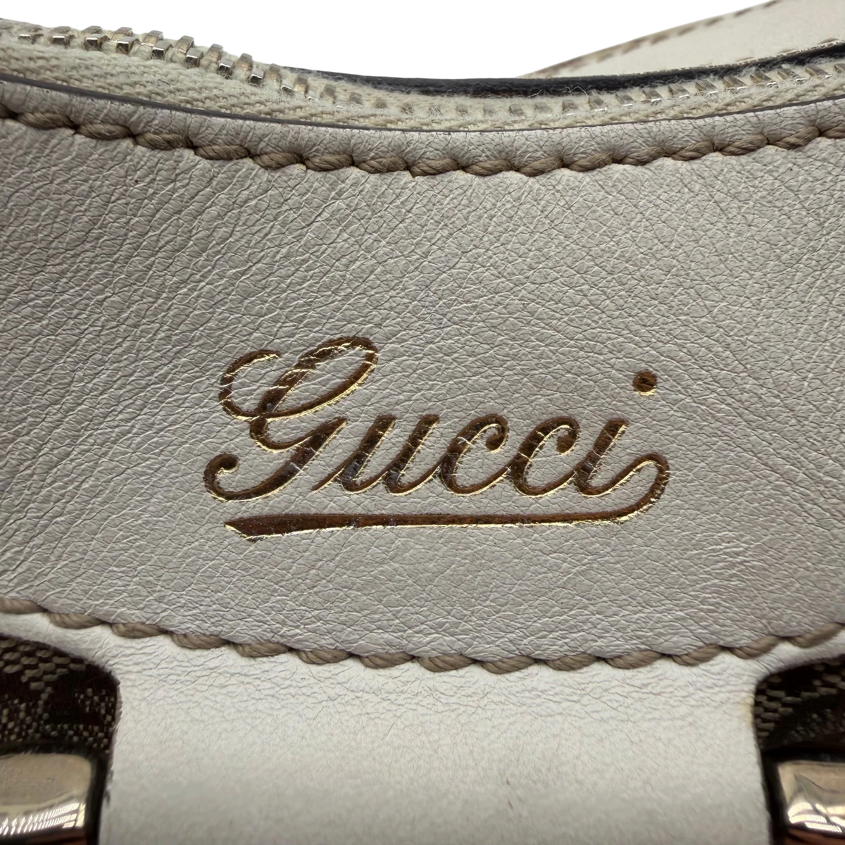 Gucci Schultertasche D-Ring monogram beige – Prägung im Detail