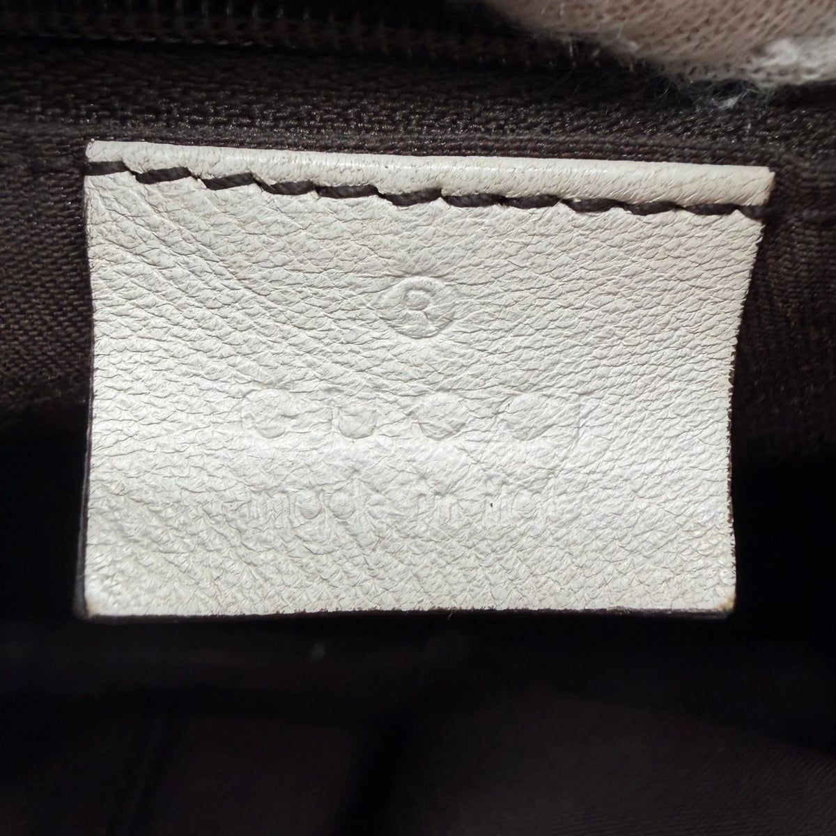 Gucci Schultertasche D-Ring monogram beige – Prägung im Detail