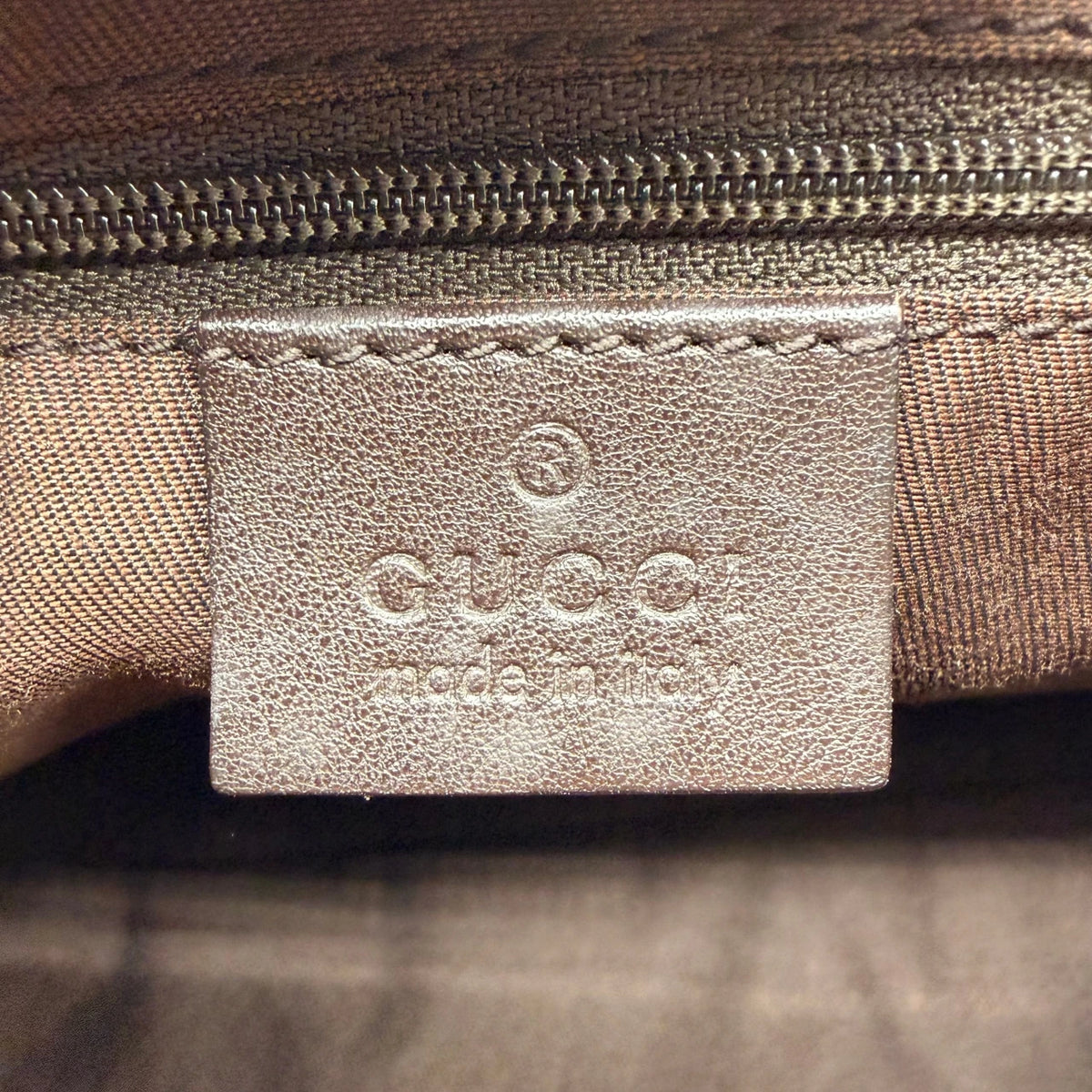 Gucci Schultertasche D-Ring monogram beige – Prägung im Detail