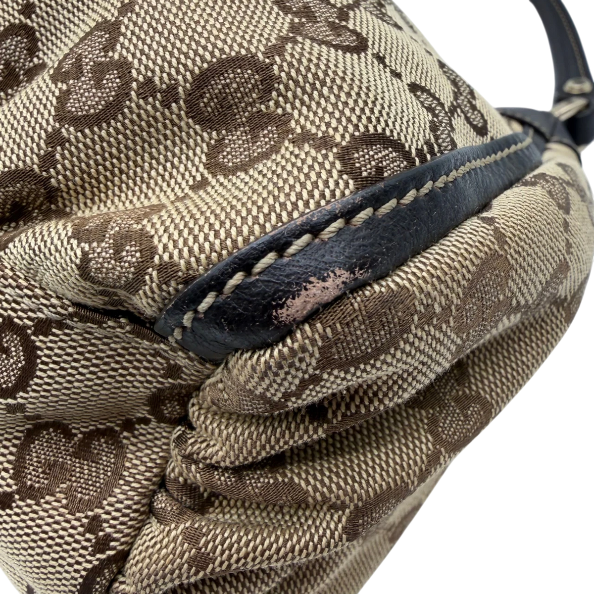 Gucci Schultertasche D-Ring monogram beige – Gebrauchsspuren: Abrieb am Griff
