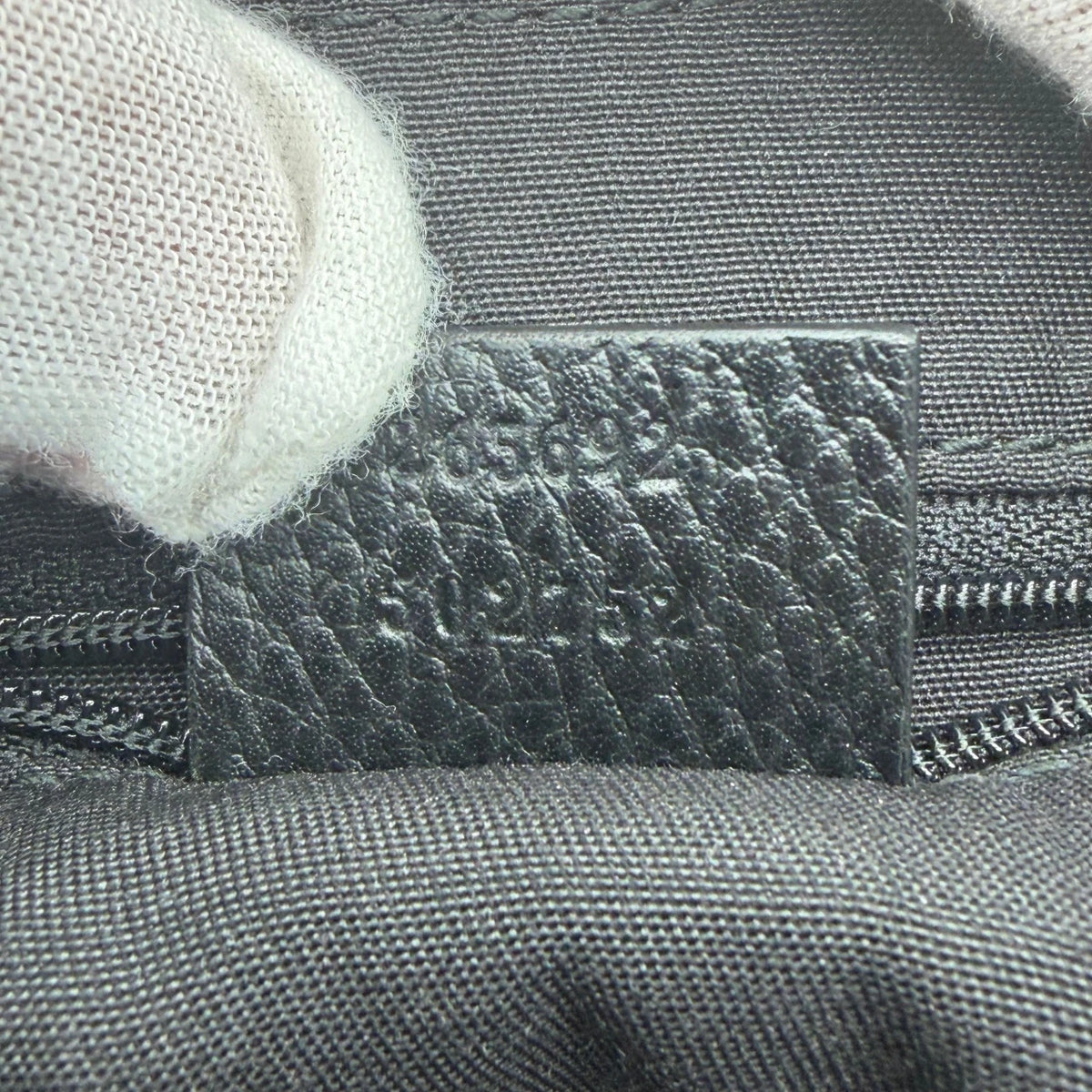 Gucci Schultertasche D-Ring monogram grau – Seriennummer im Detail