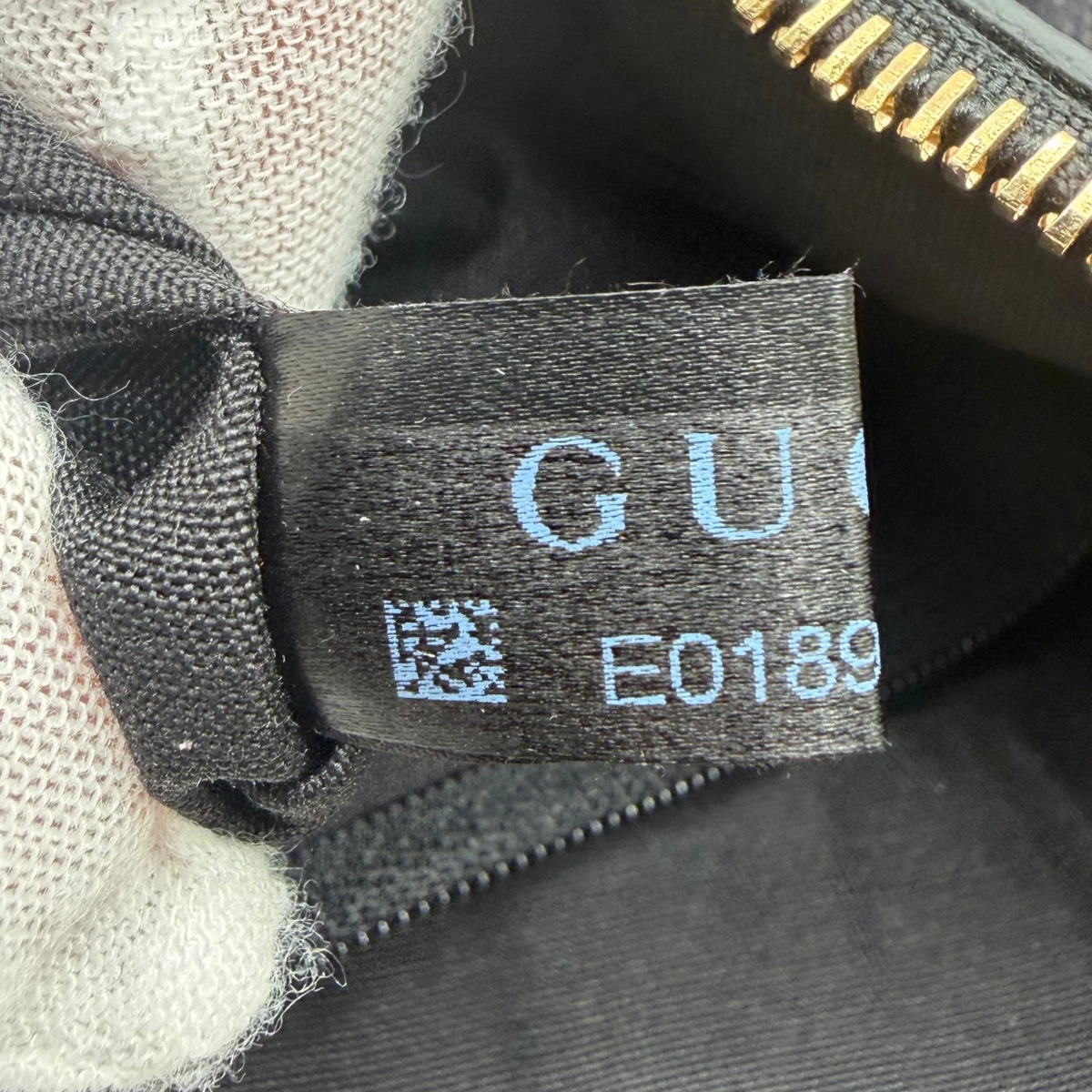 Gucci Schultertasche D-Ring monogram grau – Seriennummer im Detail