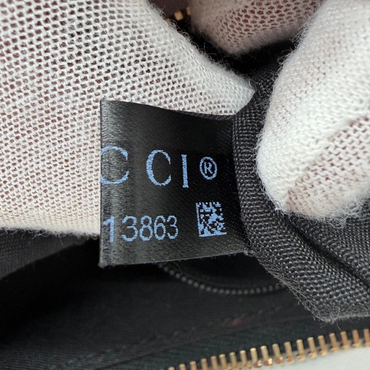 Gucci Schultertasche D-Ring monogram grau – Seriennummer im Detail