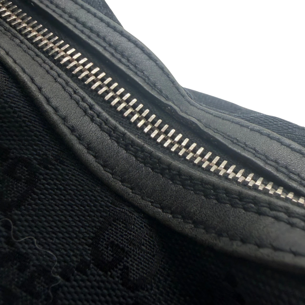 Gucci Schultertasche GG Hobo monogram schwarz – Beschläge im Detail