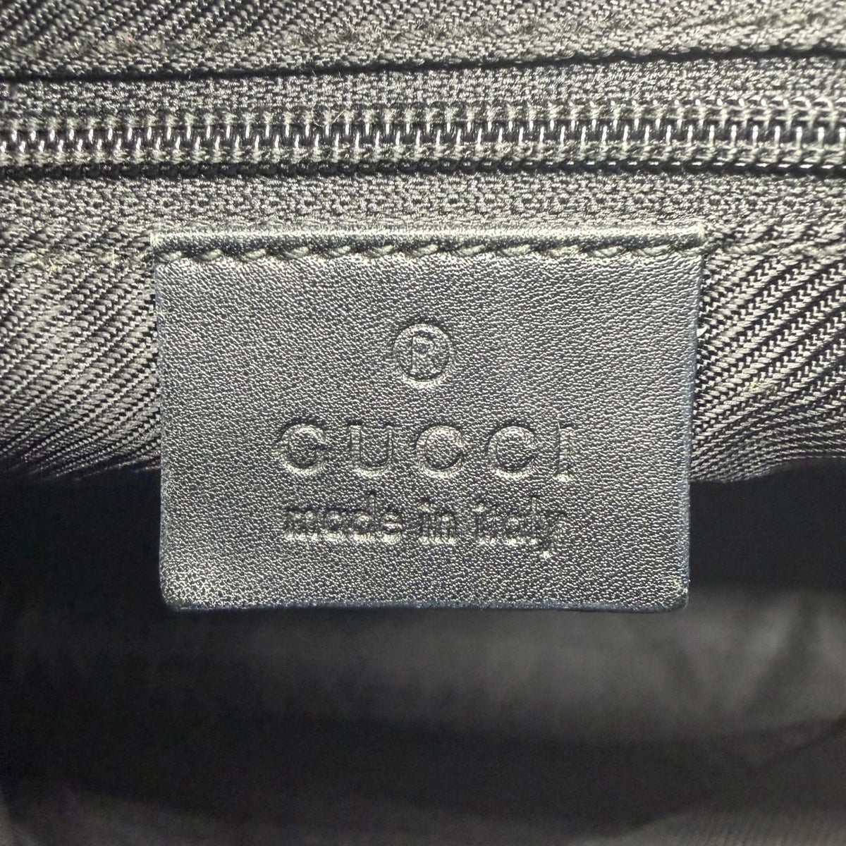 Gucci Schultertasche GG Hobo monogram schwarz – Prägung im Detail