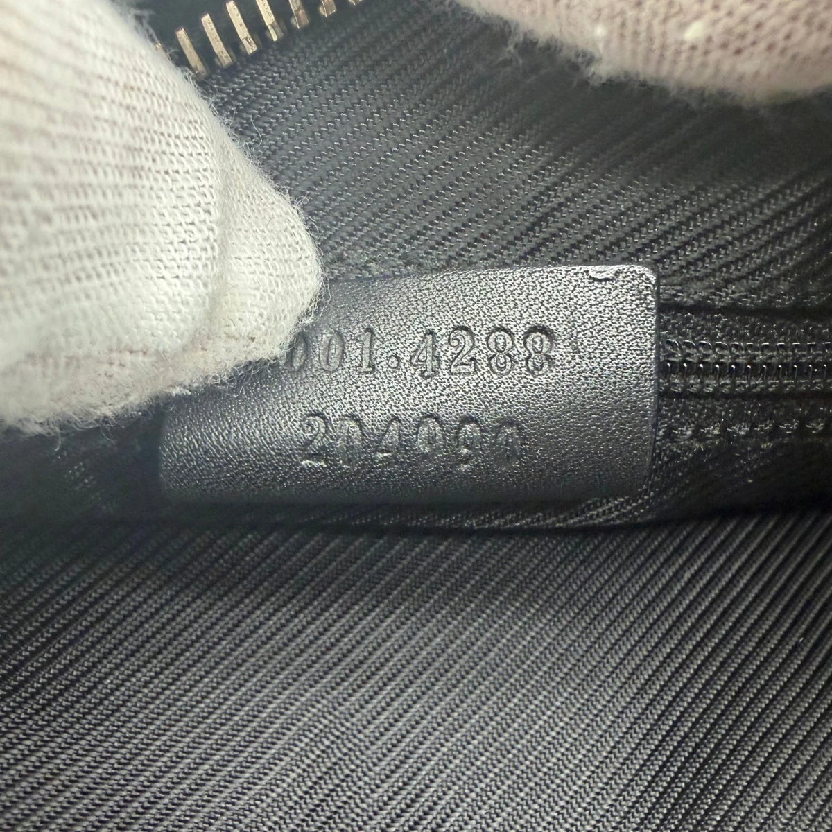 Gucci Schultertasche GG Hobo monogram schwarz – Seriennummer im Detail
