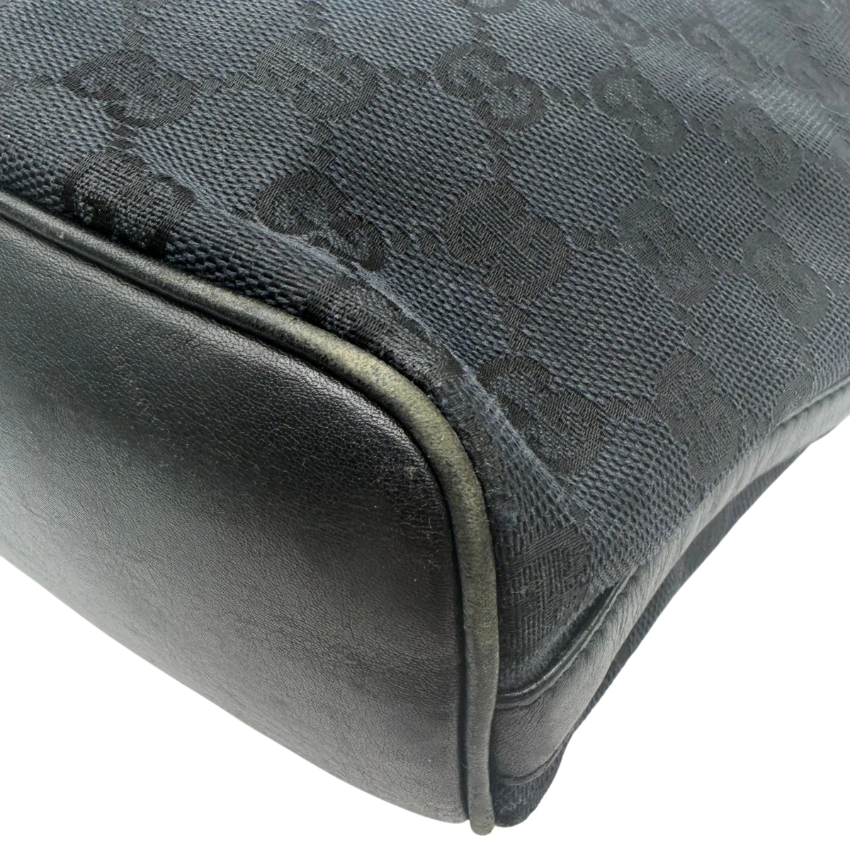 Gucci Schultertasche GG Hobo monogram schwarz – Ecken im Detail