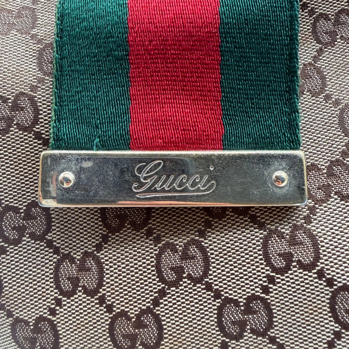 Gucci Schultertasche GG Web Hobo monogram beige – Logo im Detail