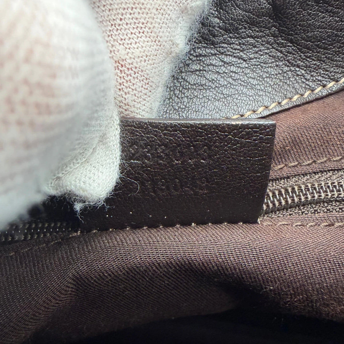 Gucci Schultertasche GG Web Hobo monogram beige – Innenetikett im Detail