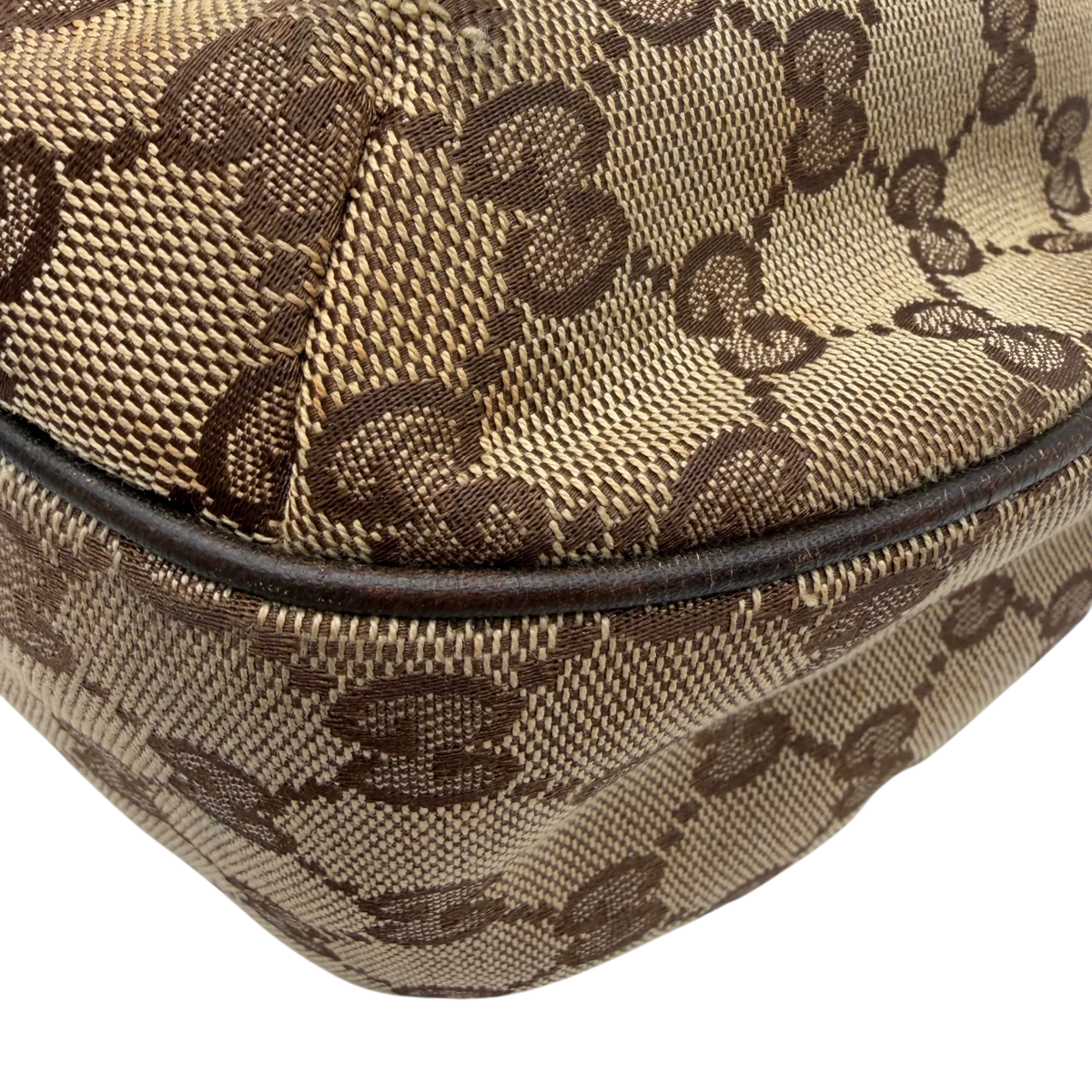 Gucci Schultertasche GG Web Hobo monogram beige – Ecken im Detail