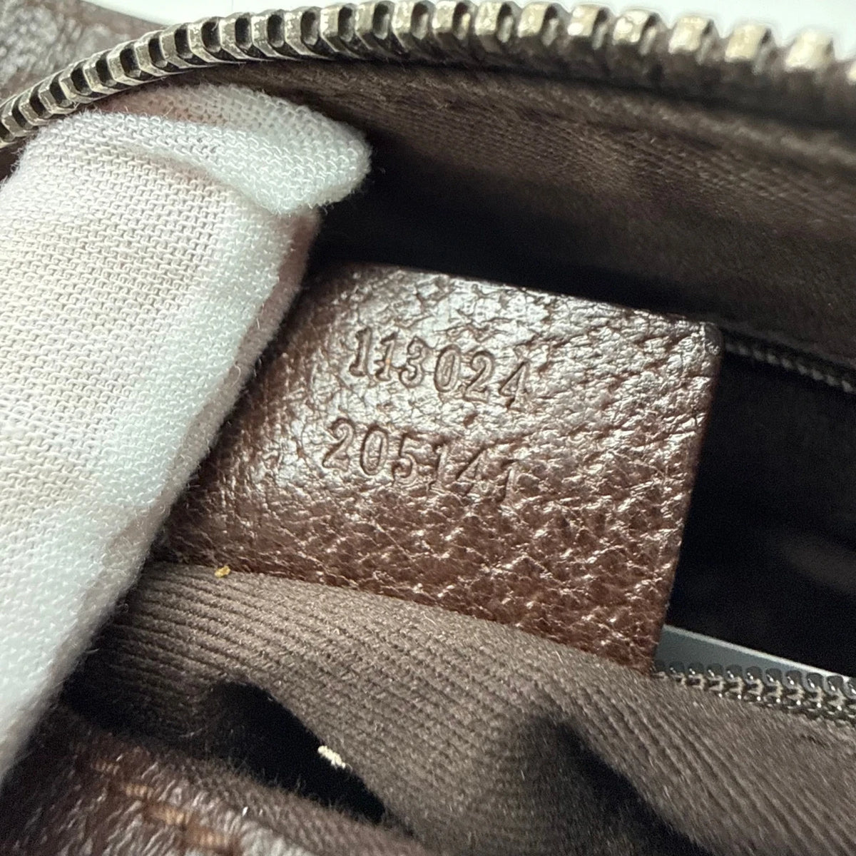 Gucci Schultertasche Hobo monogram beige – Seriennummer im Detail